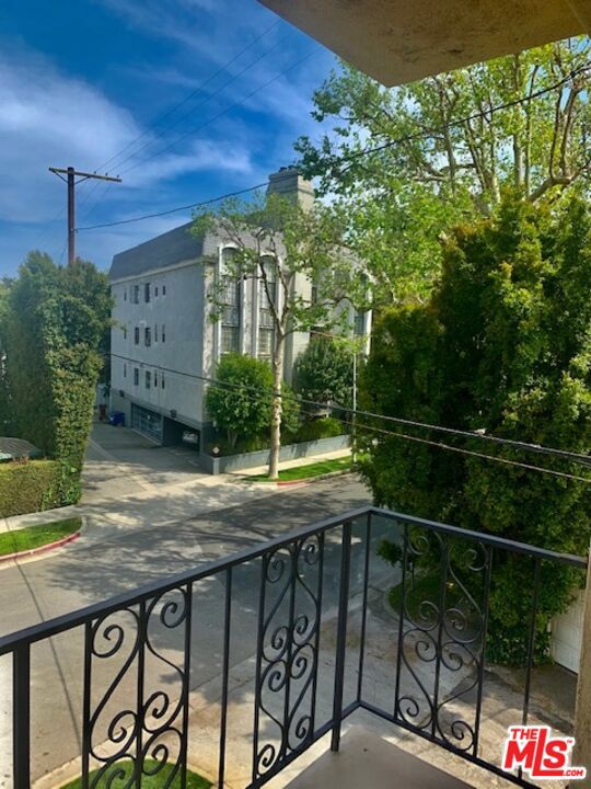 1097 S Bedford Drive, Los Angeles CA: https://media.crmls.org/mediaz/7857d594-5b32-4b55-9bec-721b4311b48a.jpg