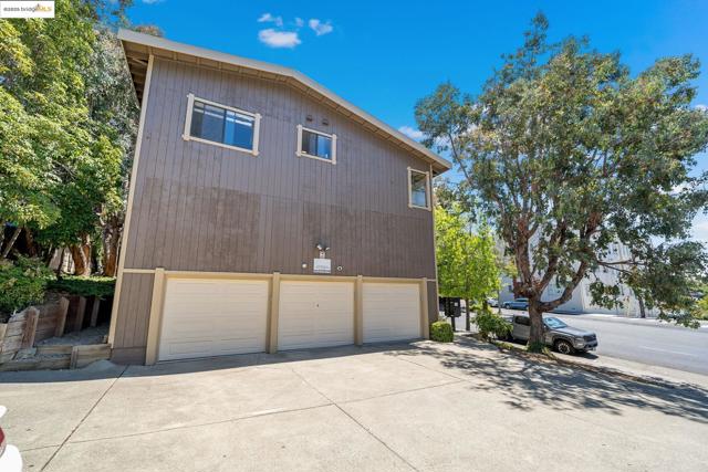 3501 35Th Ave, Oakland CA: https://media.crmls.org/mediaz/785831c4-676a-4223-b9c8-148d7d0e6556.jpg