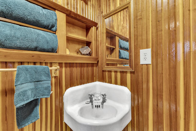 54865 Strong Dr, Idyllwild CA: https://media.crmls.org/mediaz/78583e27-b55c-4db3-bc10-2d6e99aa83f8.jpg