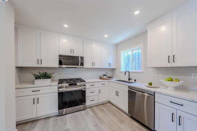 10007 Burr St, Oakland CA: https://media.crmls.org/mediaz/785871dd-4342-4516-8b1a-e675d8b014b7.jpg