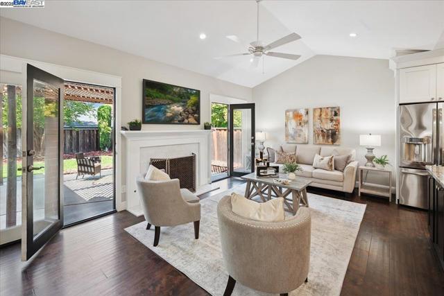 3186 Berkshire Ct, Pleasanton CA: https://media.crmls.org/mediaz/7859c35c-2f48-48a4-8458-4378890110f2.jpg