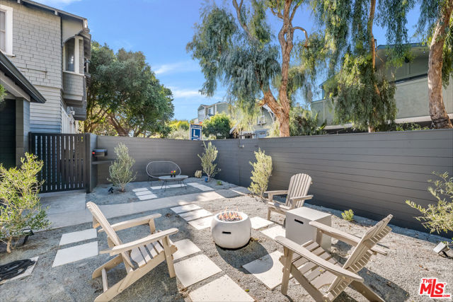 24 20th Avenue, Venice CA: https://media.crmls.org/mediaz/785a74f0-426a-499c-a1df-6999669a2cfd.jpg