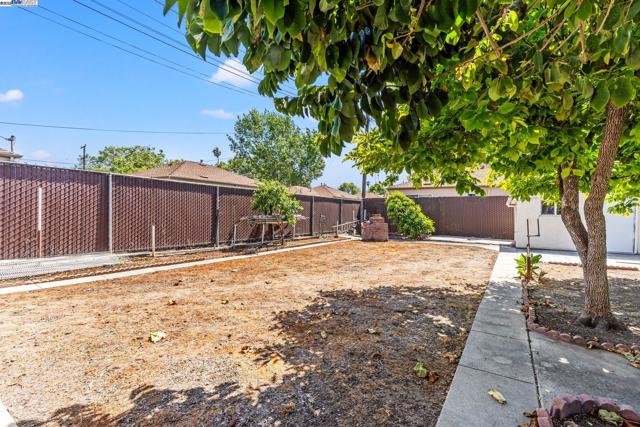 18289 Meekland Ave, Hayward CA: https://media.crmls.org/mediaz/785ad4dd-b217-45ab-8bf9-e4dfda9966e7.jpg