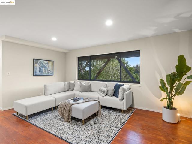 6866 Thornhill Dr, Oakland CA: https://media.crmls.org/mediaz/785b37db-d117-48d8-af08-d5c4a1618f93.jpg