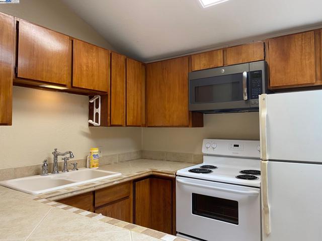 712 S 2Nd St, San Jose CA: https://media.crmls.org/mediaz/785c40ba-18a2-4882-96ea-07100fce567a.jpg