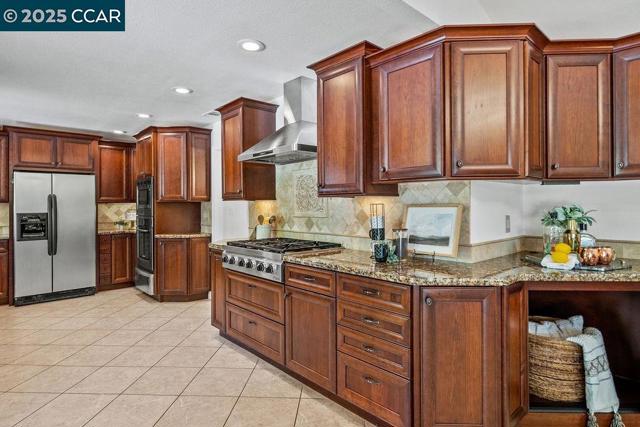 21 Mirango Ct, Clayton CA: https://media.crmls.org/mediaz/785c89a1-5d30-4bd2-bd1e-db939e319f37.jpg