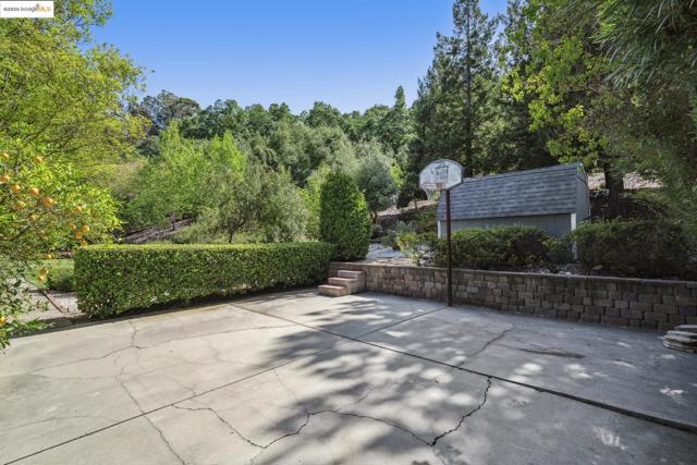 1037 Silverhill Dr, Lafayette CA: https://media.crmls.org/mediaz/785c8e9f-3051-4b46-8116-a85897095409.jpg
