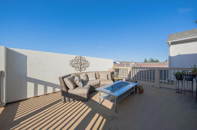 477 Marina Heights Drive, Marina CA: https://media.crmls.org/mediaz/785c94ec-0019-4edb-b966-1a55e27cc8c3.jpg