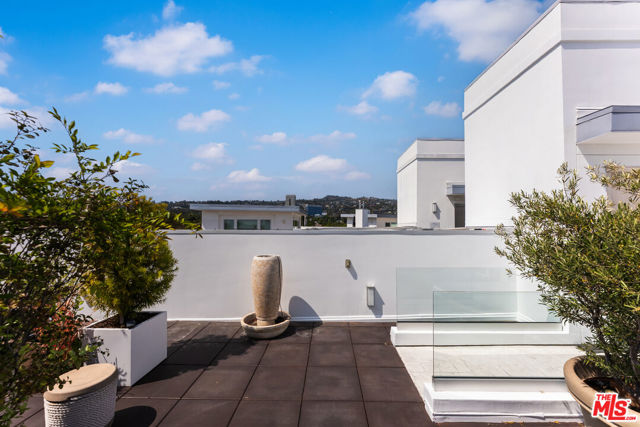 460 N Palm Drive, Beverly Hills CA: https://media.crmls.org/mediaz/785ca2e5-0a72-422c-8391-79bc58d4fce7.jpg