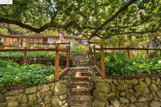 2976 Joaquin Miller Rd, Oakland CA: https://media.crmls.org/mediaz/785db93d-01f8-4568-8175-31be3ad2fc90.jpg