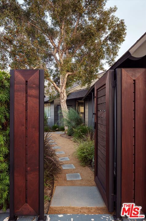 7420 Cervantes Place, Los Angeles CA: https://media.crmls.org/mediaz/785de8f8-e421-4bb3-a701-1ba0f502d1f1.jpg