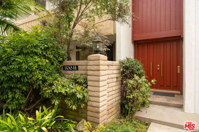 13245 Fiji Way, Marina del Rey CA: https://media.crmls.org/mediaz/785e3aa1-27c1-4552-870f-151b7866e554.jpg