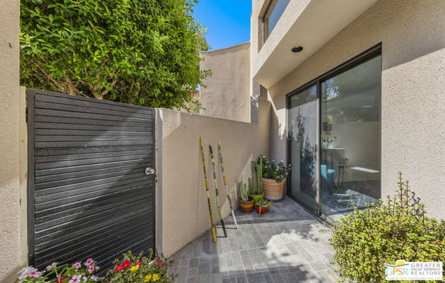 475 Village Square, Palm Springs CA: https://media.crmls.org/mediaz/785e477c-af88-4b50-84b1-1ee769b15496.jpg