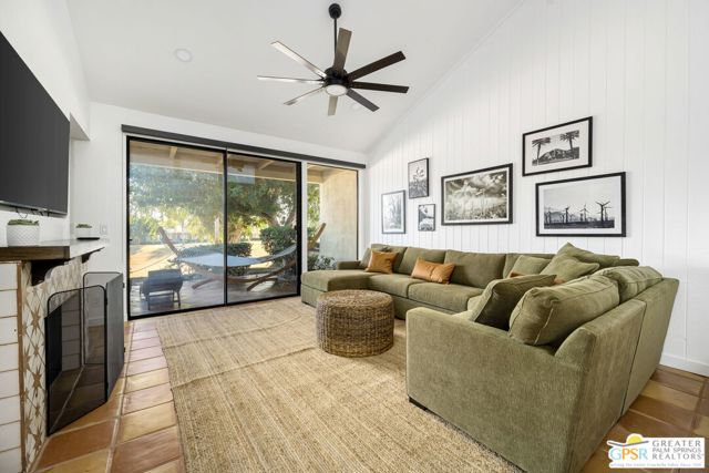 298 San Vicente Circle, Palm Desert CA: https://media.crmls.org/mediaz/78604e0b-313e-4602-a0cd-de68ae9b978c.jpg