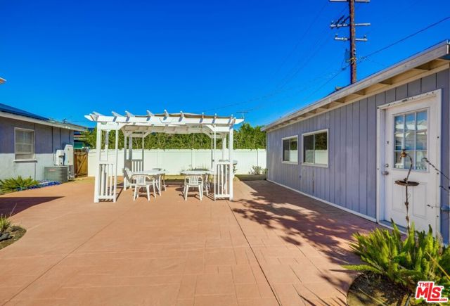 1060 E 45th Way, Long Beach CA: https://media.crmls.org/mediaz/7860e6ac-d8a1-48d3-be4e-b35e810e515b.jpg