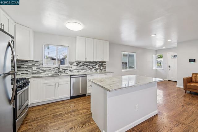 2110 Hellings Avenue, Richmond CA: https://media.crmls.org/mediaz/78615527-718c-4bf3-b323-c633078cbce5.jpg