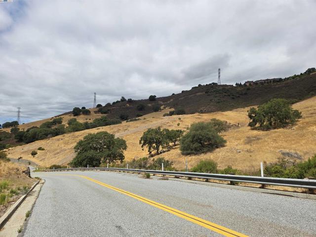 22575 Country View Dr, San Jose CA: https://media.crmls.org/mediaz/7862f9b0-af24-452c-9d5a-81ab2d8333bd.jpg