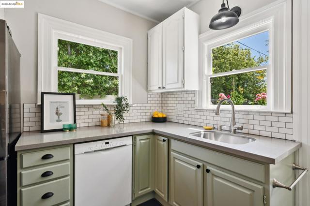 1042 Santa Clara Ave, Alameda CA: https://media.crmls.org/mediaz/786304d5-b739-4c4d-9b01-5d77ce5a85ef.jpg