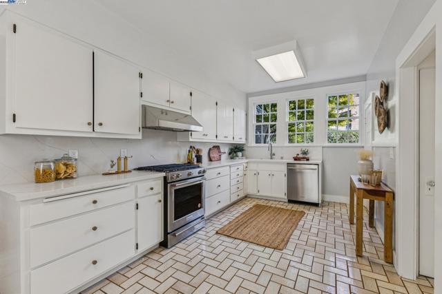 5811 Romany, Oakland CA: https://media.crmls.org/mediaz/78633777-9ea4-40c6-96af-84ccfdc08d7f.jpg