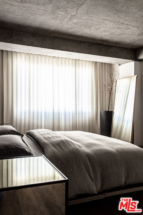 818 N Doheny Drive, West Hollywood CA: https://media.crmls.org/mediaz/78642829-dae4-4580-94d5-b75092574978.jpg
