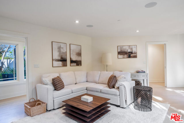 10148 Angelo Circle, Beverly Hills CA: https://media.crmls.org/mediaz/786463e8-3b3f-470d-9028-34b468ef6217.jpg