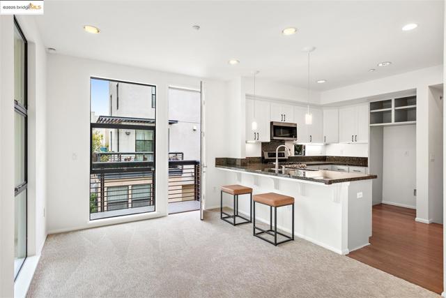 121 City Limits Cir, Emeryville CA: https://media.crmls.org/mediaz/7864bbe6-a0c7-43f8-b1b3-aaf714fbf5f1.jpg