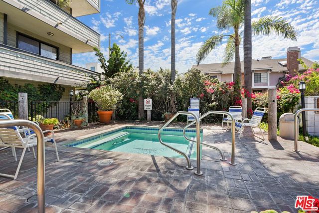 306 Bora Bora Way, Marina del Rey CA: https://media.crmls.org/mediaz/7864f056-70ae-4668-8e35-92c4fa0b360d.jpg