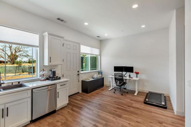 10055 Foothill Avenue, Gilroy CA: https://media.crmls.org/mediaz/786553b5-5f12-44d0-b9df-f043922b3487.jpg