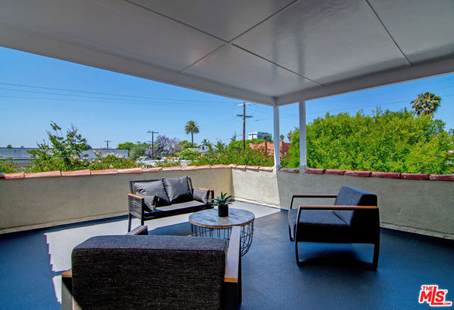 503 N Plymouth Boulevard, Los Angeles CA: https://media.crmls.org/mediaz/78655d2b-7083-4570-a816-3d8f3e212a31.jpg