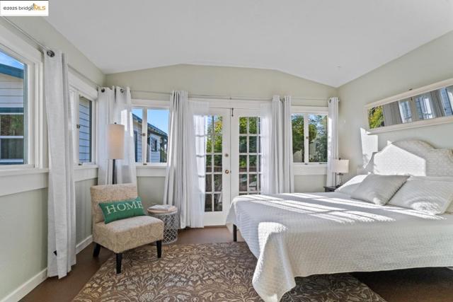 3757 Lincoln Ave, Oakland CA: https://media.crmls.org/mediaz/786591b9-b95f-4ef9-8aa1-812c868924c0.jpg