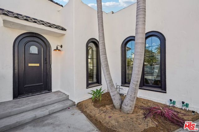 2353 Lucerne Avenue, Los Angeles CA: https://media.crmls.org/mediaz/7865ca96-7db1-433e-a9f9-d04d264d7c17.jpg