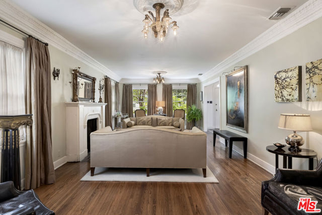232 N Arden Boulevard, Los Angeles CA: https://media.crmls.org/mediaz/7866619c-76ae-4fd3-a330-3616c4b2392f.jpg