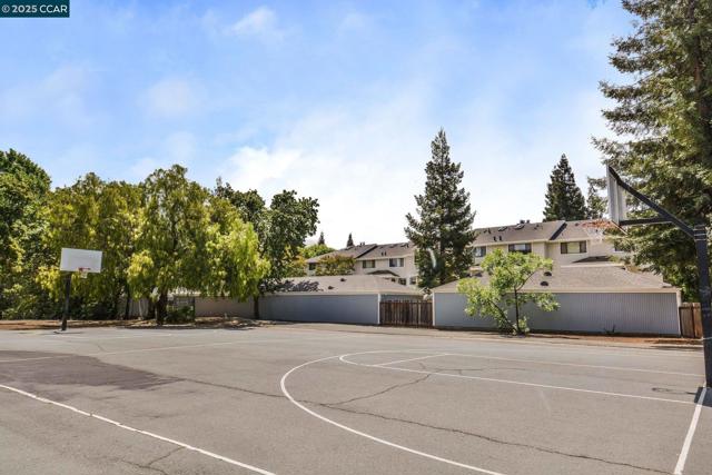 2584 Oak Rd, Walnut Creek CA: https://media.crmls.org/mediaz/7866c855-7423-486b-8268-27cb44db102a.jpg