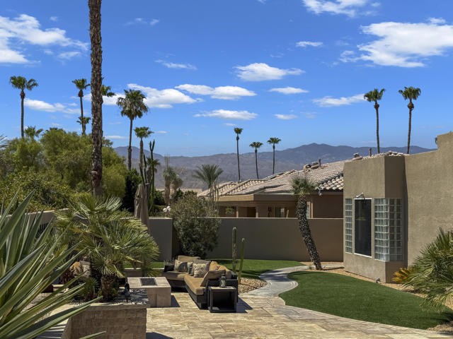 41800 Jones Drive, Palm Desert CA: https://media.crmls.org/mediaz/7866ee05-e116-4581-b46c-a0a7488f839e.jpg