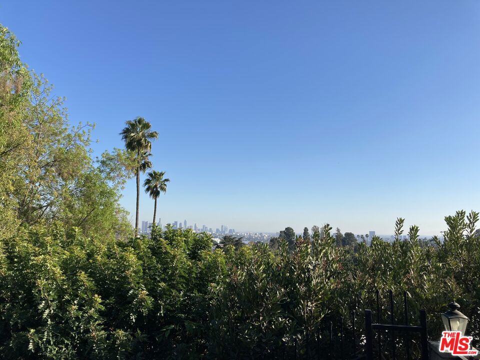 https://media.crmls.org/mediaz/78676c49-c53b-4cf4-bbe8-7b49528a23d2.jpg?preset=X-Large