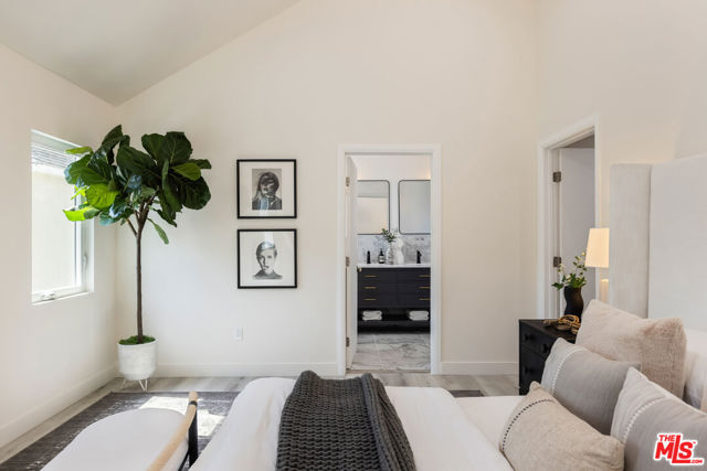 3827 S Victoria Avenue, View Park CA: https://media.crmls.org/mediaz/78681aac-0977-4991-b77f-34dba2c19e61.jpg