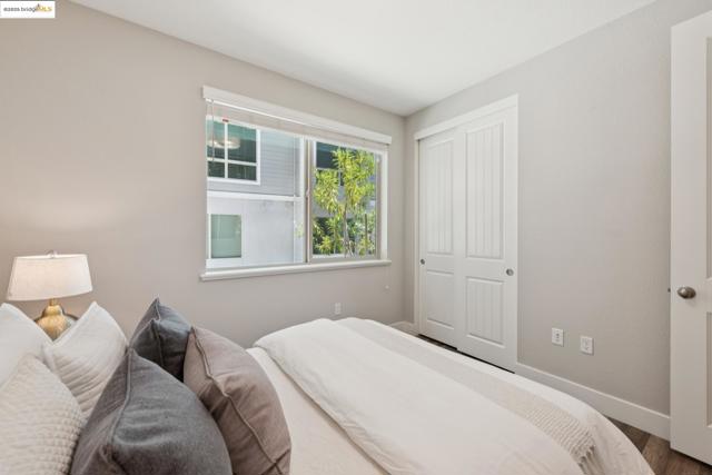 6757 Skyview Dr, Oakland CA: https://media.crmls.org/mediaz/7869c425-b89a-4d3b-9f42-50236ccadda3.jpg