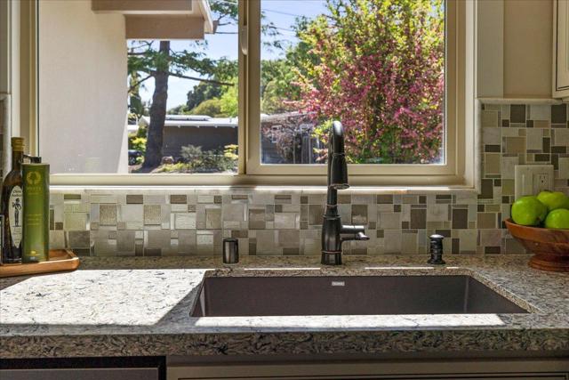 907 Christopher Way, Menlo Park CA: https://media.crmls.org/mediaz/786b4451-f0d3-4126-8425-1f4eed6a3eb3.jpg