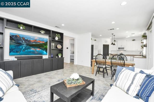 369 Myrtle Ln, Oakley CA: https://media.crmls.org/mediaz/786b6ed0-d3f9-4f7c-aef2-b2619f32d79f.jpg