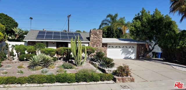 8130 Grimsby Avenue, Los Angeles CA: https://media.crmls.org/mediaz/786bd8b9-f34b-4e0f-8877-0be23cddeac9.jpg