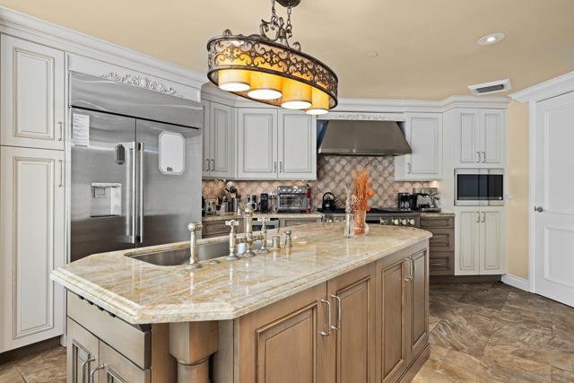 2500 6th Ave, San Diego CA: https://media.crmls.org/mediaz/786d1b04-72e9-475f-b332-2fb848f87e40.jpg