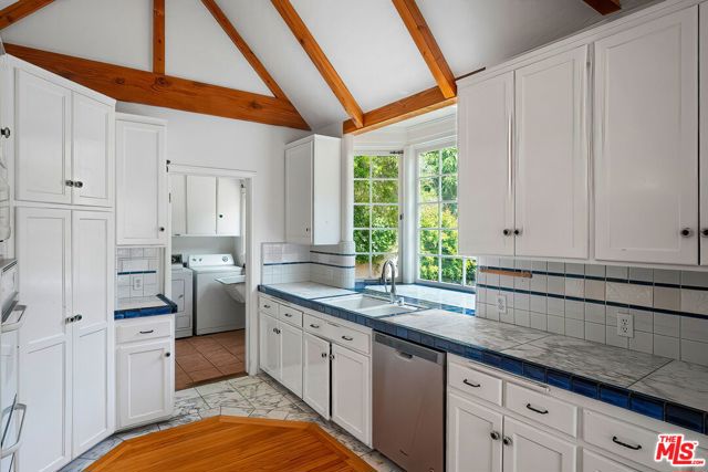 2558 Kelton Avenue, Los Angeles CA: https://media.crmls.org/mediaz/786d1d10-df56-43e5-b477-967119a052db.jpg