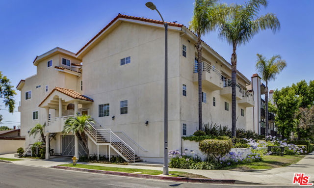11536 Burbank Boulevard, North Hollywood CA: https://media.crmls.org/mediaz/786d3dfe-5212-41e8-939d-8809a9d4112c.jpg