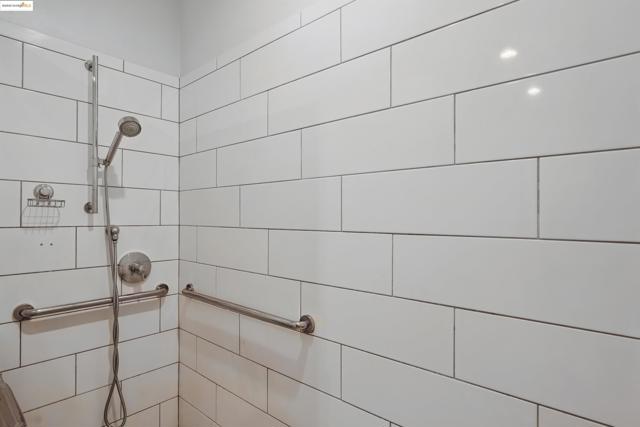 565 Bellevue Ave, Oakland CA: https://media.crmls.org/mediaz/786deaab-5686-404c-b1ff-9a76956300ae.jpg