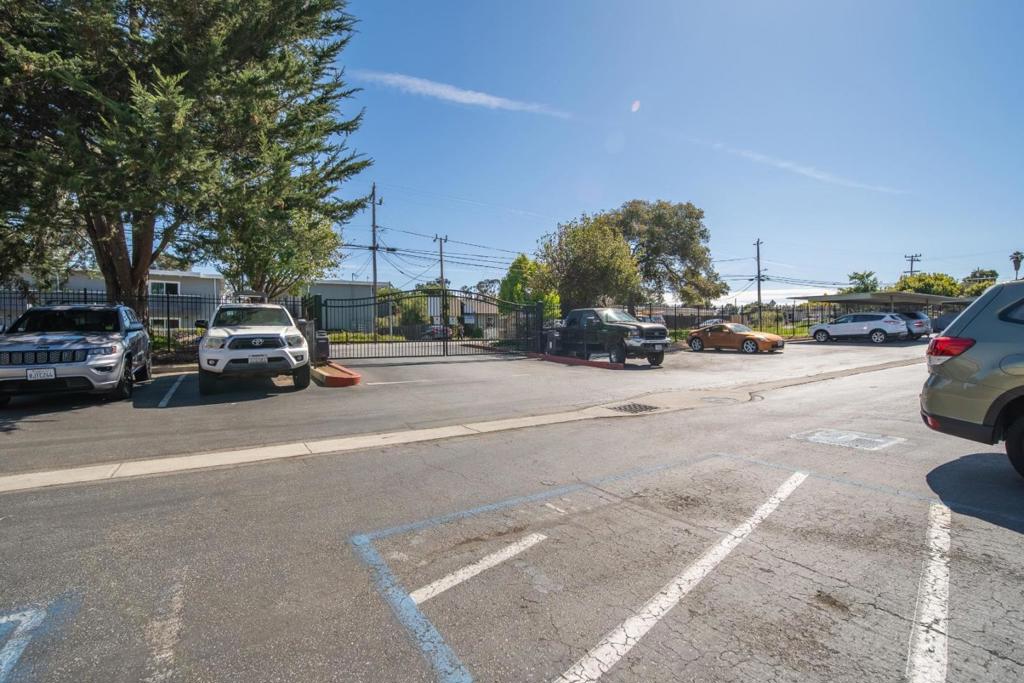 https://media.crmls.org/mediaz/786e92d3-747f-4bf4-94eb-d9ee9d5af885.jpg?preset=X-Large