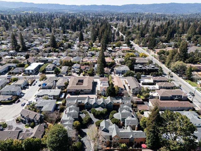 988 Menlo Avenue, Menlo Park CA: https://media.crmls.org/mediaz/786ed769-d2bd-434b-a27c-de2683e014e4.jpg