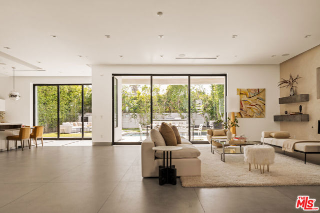 4445 Camellia Avenue, Studio City CA: https://media.crmls.org/mediaz/786fd2d8-71bb-4963-8200-5009c14b088b.jpg
