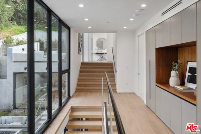 3670 Buena Park Drive, Studio City CA: https://media.crmls.org/mediaz/7870936b-3ede-42f8-9ced-769af7daa38b.jpg