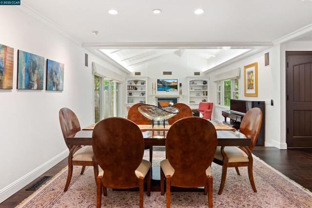 2142 Deer Oak Way, Danville CA: https://media.crmls.org/mediaz/7870be37-7db6-4c77-99da-a74c139b616d.jpg