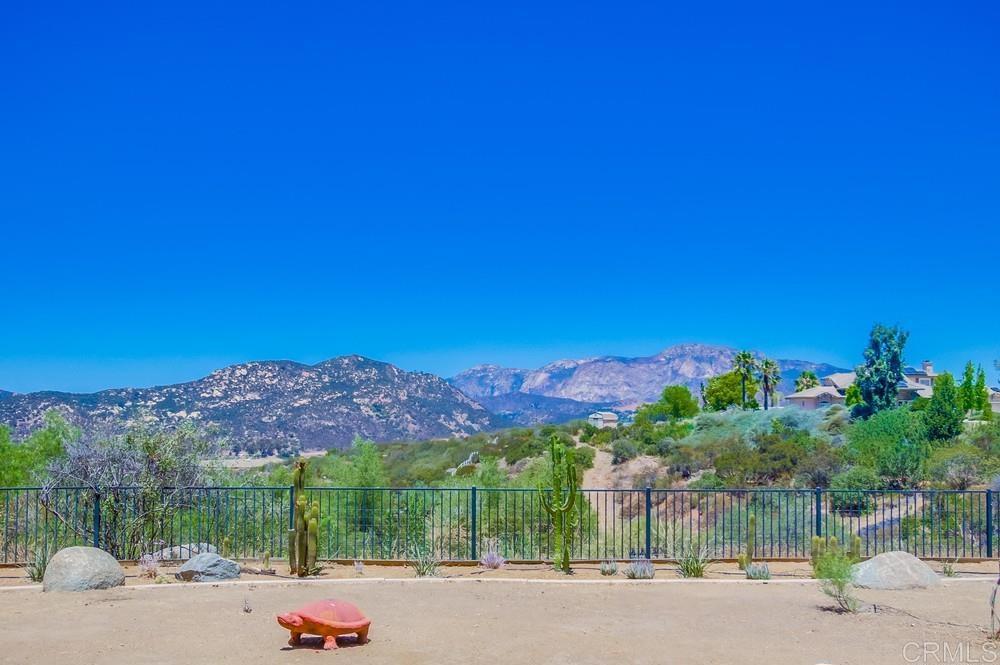 https://media.crmls.org/mediaz/787171d2-b50e-4d48-a4d1-7efd48955606.jpg?preset=X-Large